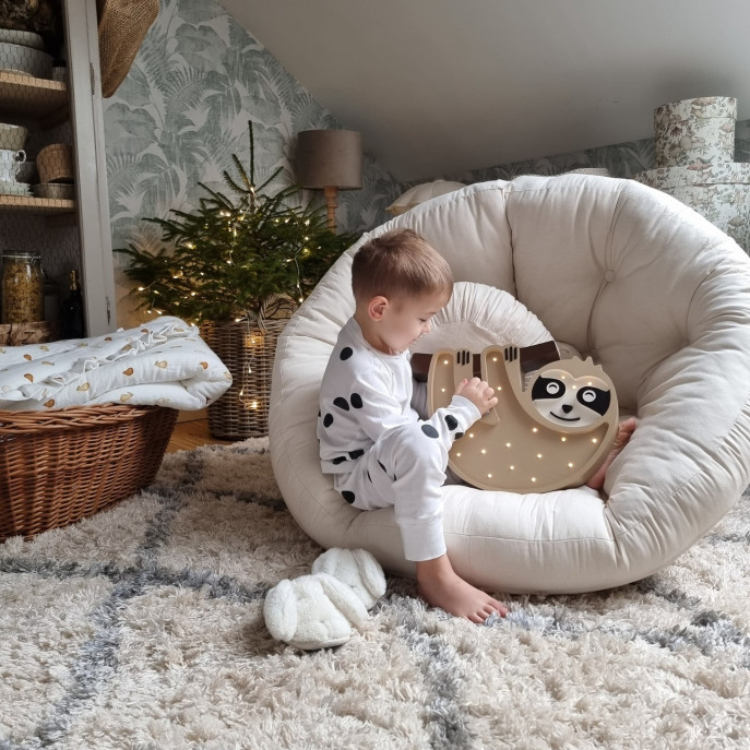 Dzisiaj trudny temat, ale wiecie już, że my nie zamiatamy niczego pod dywan. 💪

Świąteczne spotkania pozostawiły po sobie coś więcej niż miłe wspomnienia i prezenty? Plamy na dywanie – znamy to. 🫢

Mamy dla Was kilka wskazówek, jak szybko odświeżyć dywan, zanim goście przyjdą do nas świętować ostatni dzień w roku! 🎉

1⃣ płatki mydlane + mąka ziemniaczana
Taka mieszanka swoim składem i działaniem przypomina popularne środki do prania na sucho. Pozwoli Ci w 30 minut odświeżyć dywan.

2⃣ soda + olejek zapachowy
To dobry sposób na pozbycie się nieprzyjemnych zapachów. Soda je pochłonie, a kilka kropel ulubionego zapachu jeszcze bardziej podkręci efekt świeżości.

3⃣ sól
Niezawodny sposób na plamę z wina – zasyp ją dużą ilością soli, poczekaj aż wchłonie płyn i odkurz. Ważna zasada: im szybciej zadziałasz, tym lepiej!

4⃣ ocet + soda oczyszczona
Klasyczne połączenie, które przyda się nie tylko do czyszczenia dywanów. Przygotowany roztwór najwygodniej przelać do butelki z dyfuzorem i spryskać całość.

5⃣ woda + mydło
Ten duet sprawdzi się przy rozlanej kawie lub herbacie. Najpierw osusz całość, a później delikatnie zapierz plamę.

‼️ Pamiętajcie o uniwersalnej zasadzie – nigdy nie rozcieramy plam na zewnątrz, zawsze do środka.

Co jeszcze według Was warto dodać do tej listy? 🤔

#dywanyrugito #dywan #dywany #poradyrugito - Rugito - Daj się zainspirować