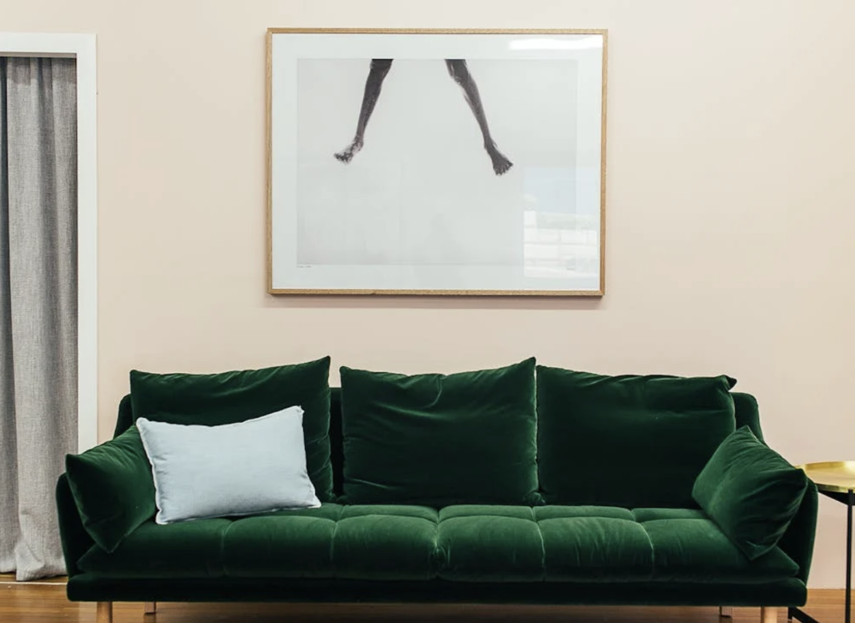 Butelkowa zieleń i dywan: eleganckie duety kolorystyczne