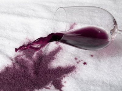  Plamy z czerwonego wina na dywanie – natychmiastowa pomoc i środki, które działają